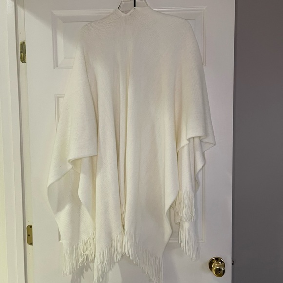 Fringed poncho - Picture 2 of 4